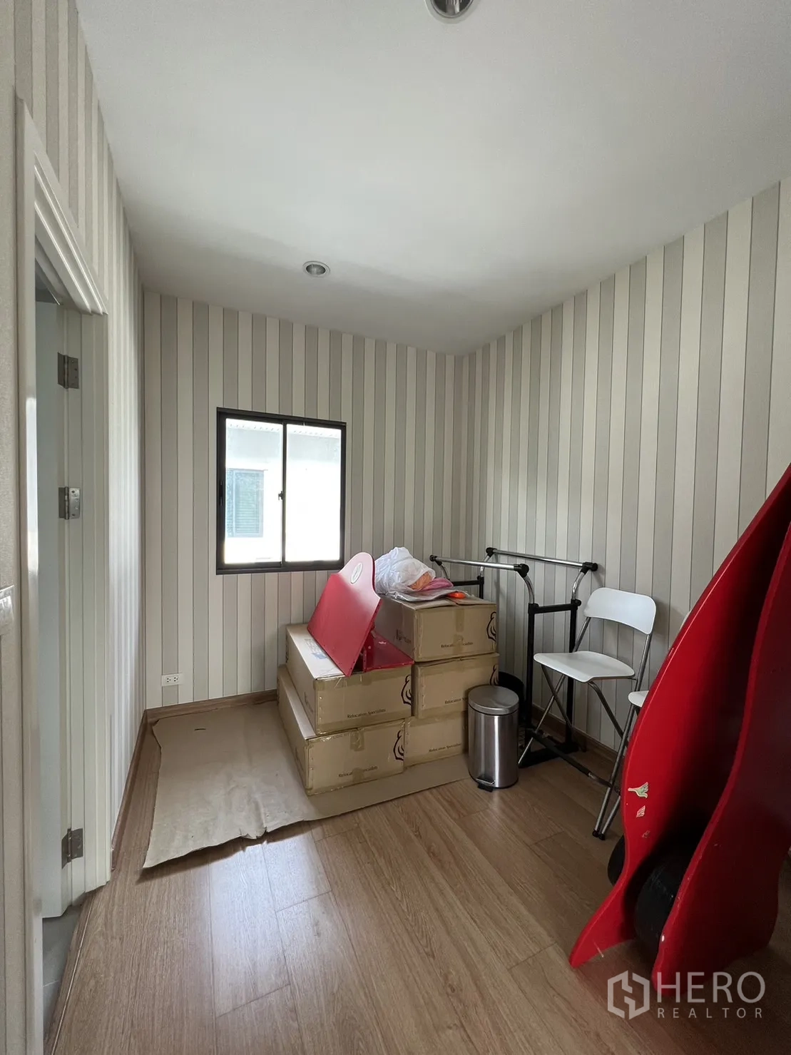 独立式住宅 出售在Suan Luang, Bangkok - 条纹壁纸的小书房或多功能房，带窗。