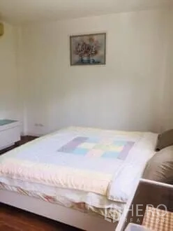 联排别墅 出租在Bang Kapi, Bangkok - 温馨卧室，双人床与木地板。