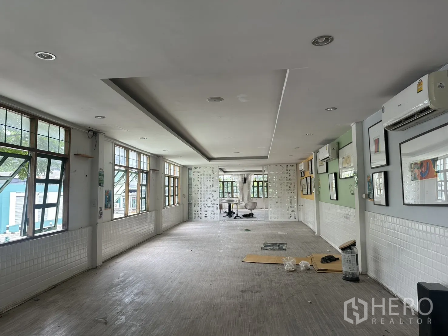 พื้นที่ขายของ for rent in Sathon, Bangkok - ห้องค้าปลีกแบบเปิดโล่ง พื้นลายไม้ หน้าต่างบานใหญ่ แสงธรรมชาติ เพดานหลุมและแอร์แบบติดผนัง