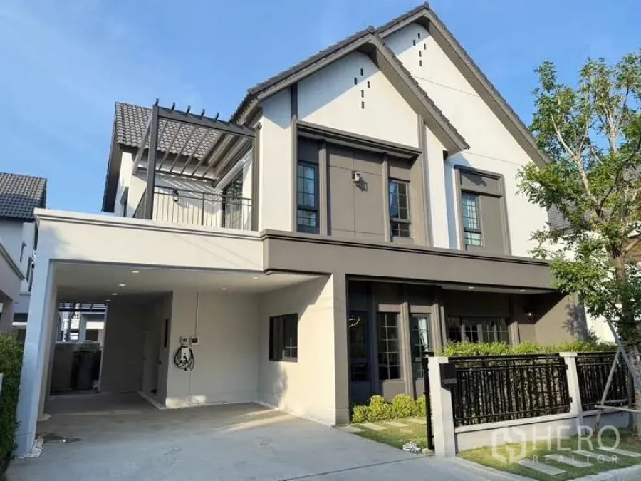 Detached House for rent in Bang Phli, Samut Prakan - Front elevation of the detached house showing balcony and covered parking.