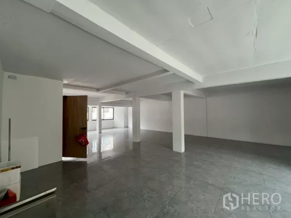 Retail Space for rent in Pathum Wan, Bangkok - Expansive open-plan floor with white columns and glossy gray tile flooring.