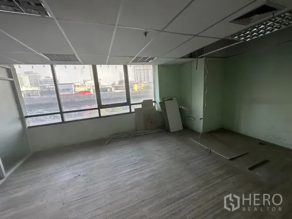 办公空间 出租 - 宽敞办公间，落地大窗采光充足，可观城市景观与木质地面。
