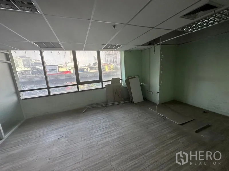 办公空间 出租 - 宽敞办公间，落地大窗采光充足，可观城市景观与木质地面。