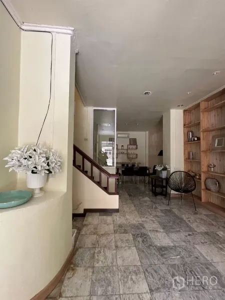 Home Office for rent in Suan Luang, Bangkok - Entrance hall with stairs leading to a workspace and built-in shelves.