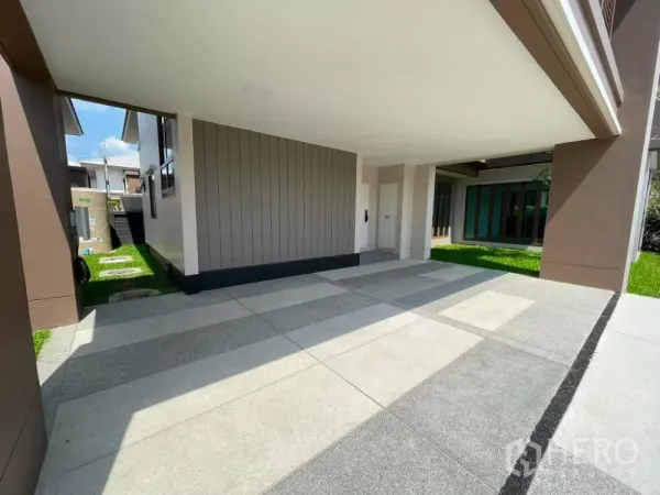 Detached House for rent or sale in Bang Kapi, Bangkok - Covered three-car carport with tiled driveway and side lawn.