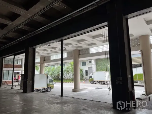Warehouse for rent in Chatuchak, Bangkok - Covered loading bay with truck access and wide driveway at a Chatuchak, Bangkok warehouse.