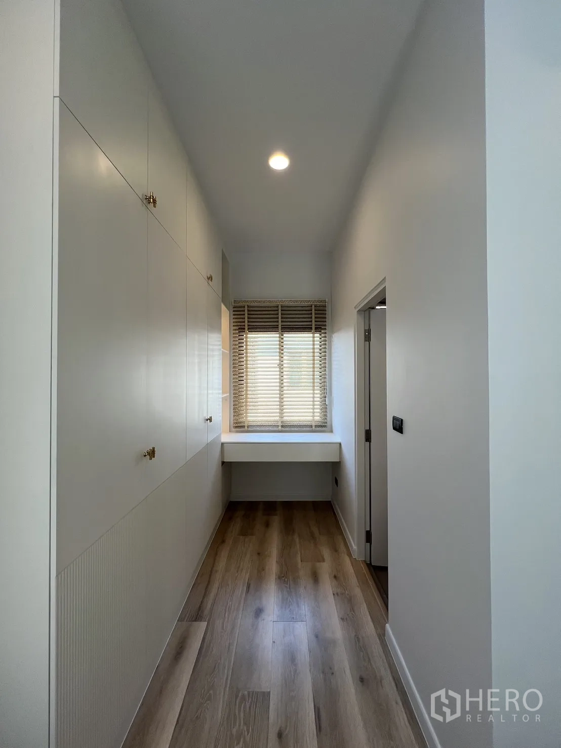 Detached House for rent or sale in Bang Kapi, Bangkok - Bathroom with tiled shower area in grey stone finish.