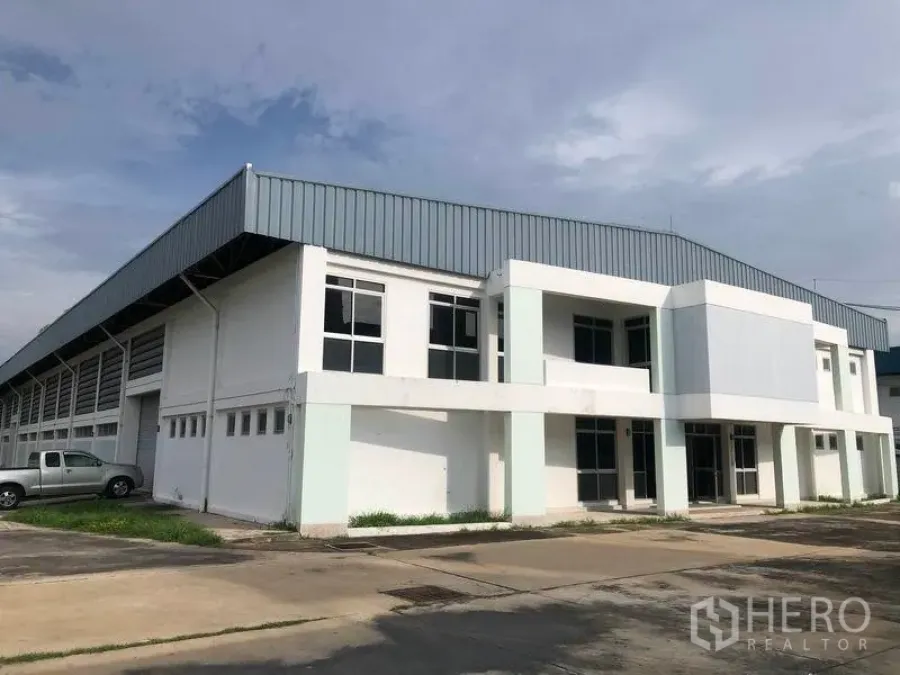 Factory for rent or sale in Bang Pa-in, Phra Nakhon Si Ayutthaya - Standalone factory with two-storey office wing, metal roof and wide driveway.