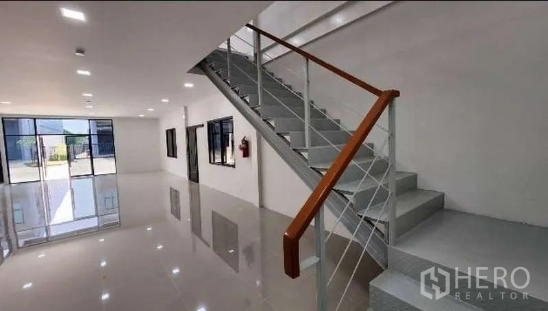 工厂 出租在Bang Bo, Samut Prakan - 办公室内的楼梯，带木扶手