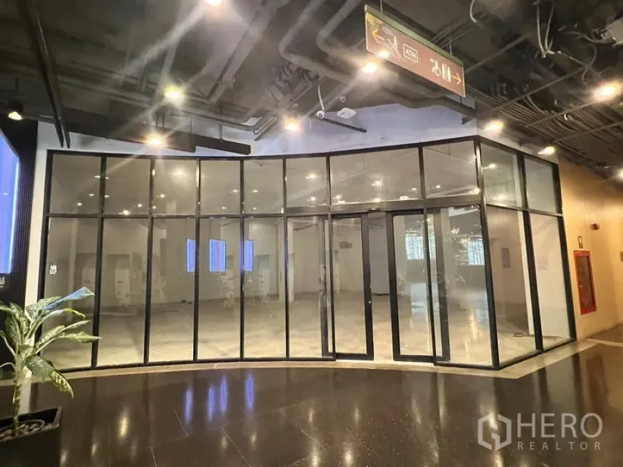 零售空间 出租在Watthana, Bangkok - 转角铺位，整面高玻璃与中央双开门，正对商场通道。
