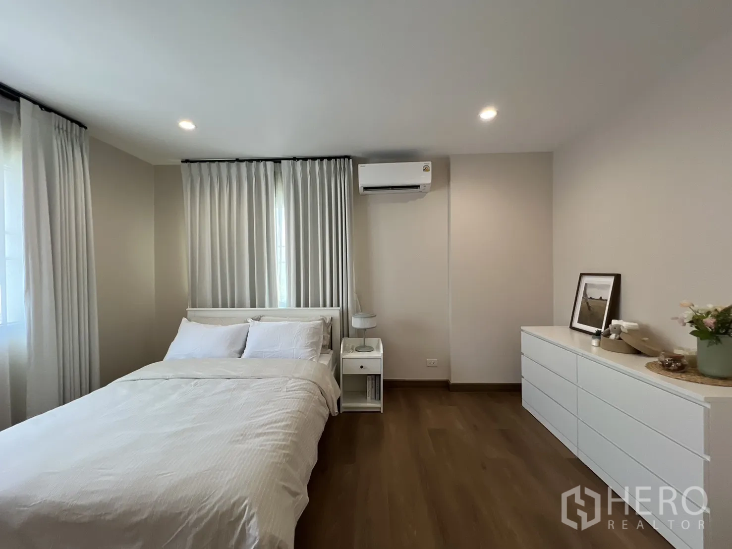 Detached House for rent in Mueang Samut Prakan, Samut Prakan - Empty fourth bedroom with two large windows and wood floors.