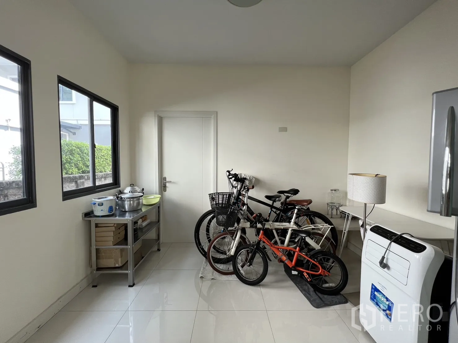 独立式住宅 出售在Suan Luang, Bangkok - 后场杂物/备用厨房空间，带窗与收纳。