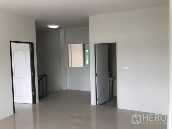 工厂 出租在Sai Noi, Nonthaburi - 采光良好的夹层办公室，瓷砖地面，带楼梯和独立卫生间。