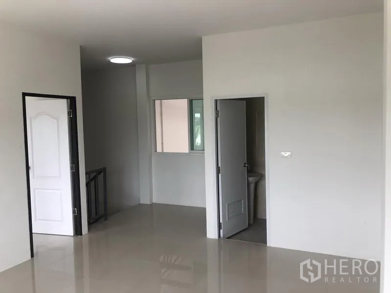 工厂 出租在Sai Noi, Nonthaburi - 采光良好的夹层办公室，瓷砖地面，带楼梯和独立卫生间。