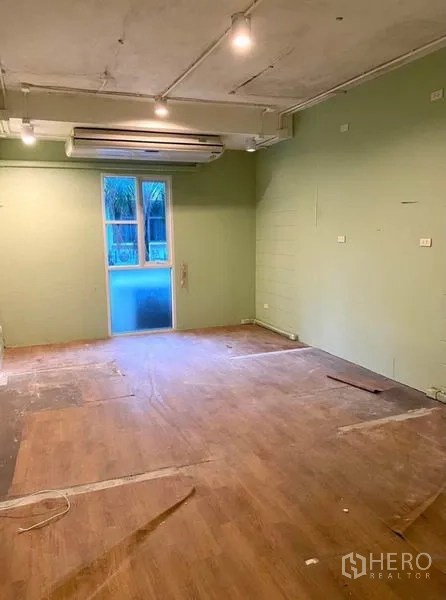 Shophouse for rent in Phaya Thai, Bangkok - Upper-floor room with air conditioning, window, and wood-look flooring.