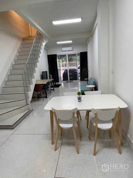带办公室的家 出租或出售在Watthana, Bangkok - 房屋正面设有顶棚车位与推拉玻璃入口，大门开启。