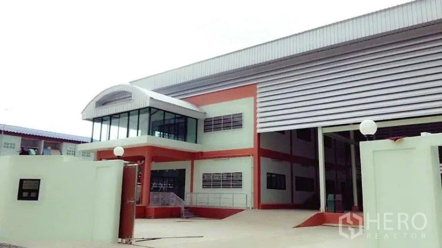 工厂 出售在Pathum Thani - 现代化工厂外观，转角玻璃办公室与大型卷帘门
