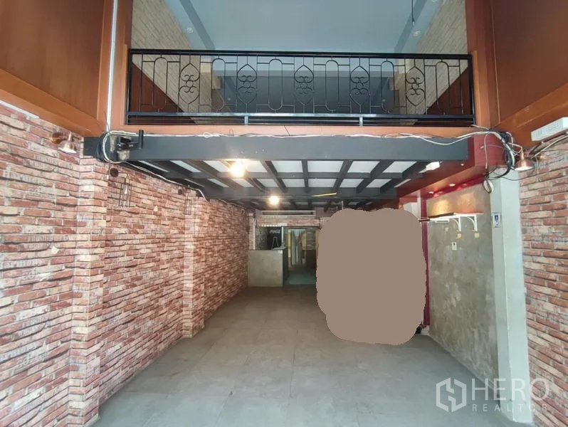 店屋 出租在Khlong Toei, Bangkok - 一层店面空间，裸露红砖墙，带金属栏杆夹层。