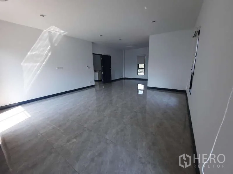 Home Office for rent in Huai Khwang, Bangkok - Spacious empty room featuring grey floor tiles and multiple windows.