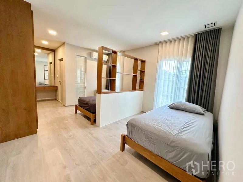 บ้าน ให้เช่าหรือขายในPrawet, Bangkok - ห้องนอนชั้นบนกว้าง มีชั้นกั้นกลางสร้างพื้นที่นอนสองฝั่ง ประตูระเบียงพร้อมผ้าม่าน