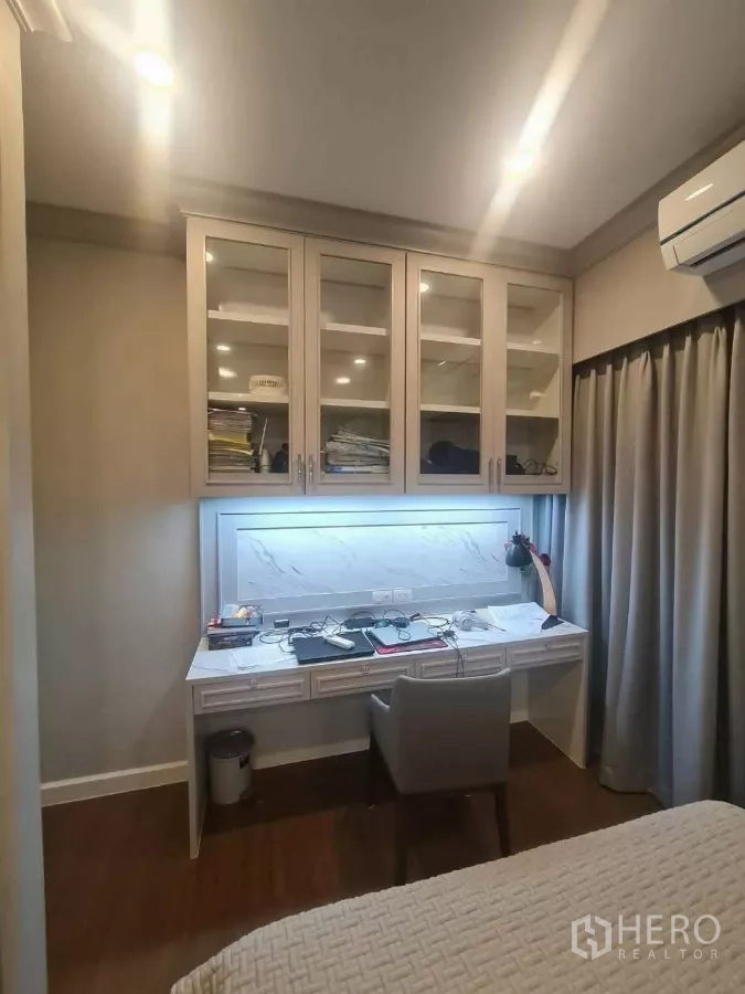 Detached House for rent or sale in Prawet, Bangkok - Study nook with built-in desk, overhead cabinets and task lighting