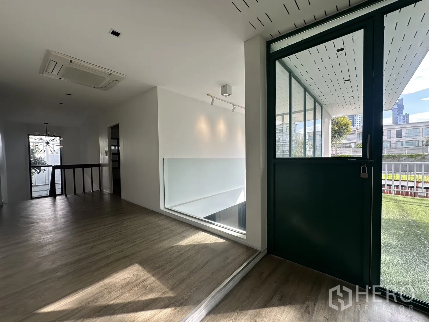 带办公室的家 出租或出售在Phra Khanong, Bangkok - 楼层过道，通往屋顶草坪并可见现代吊灯