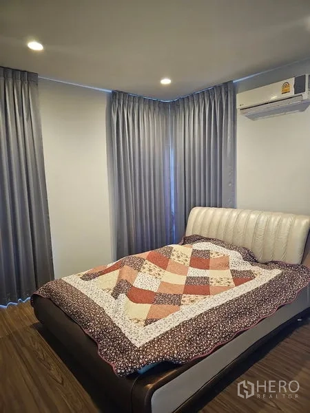 Detached House for rent or sale in Lam Luk Ka, Pathum Thani - Bedroom with upholstered bed, patchwork quilt and wood flooring