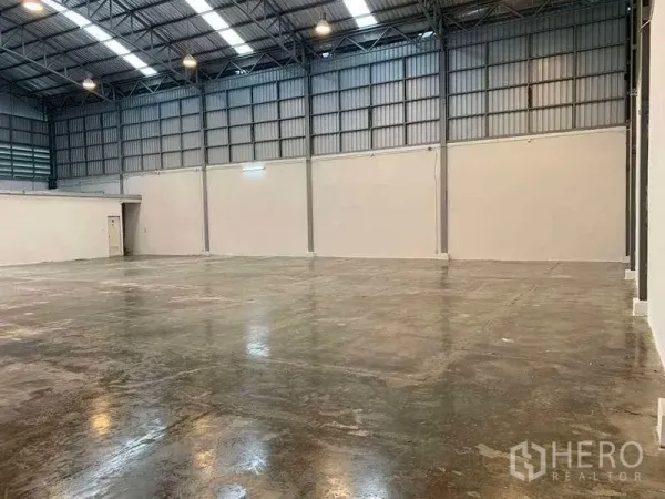 货栈 出租在Bang Phli, Samut Prakan - 宽敞仓库内部，混凝土亮地、高钢结构屋顶与天窗采光。