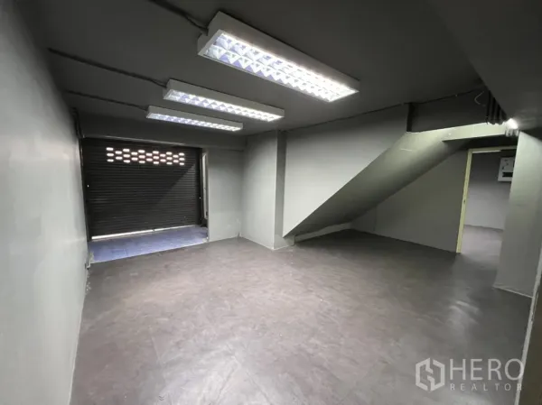 店屋 出租在Phra Khanong, Bangkok - 后部房间带楼梯通道，日光灯照明与可装卸的卷帘门