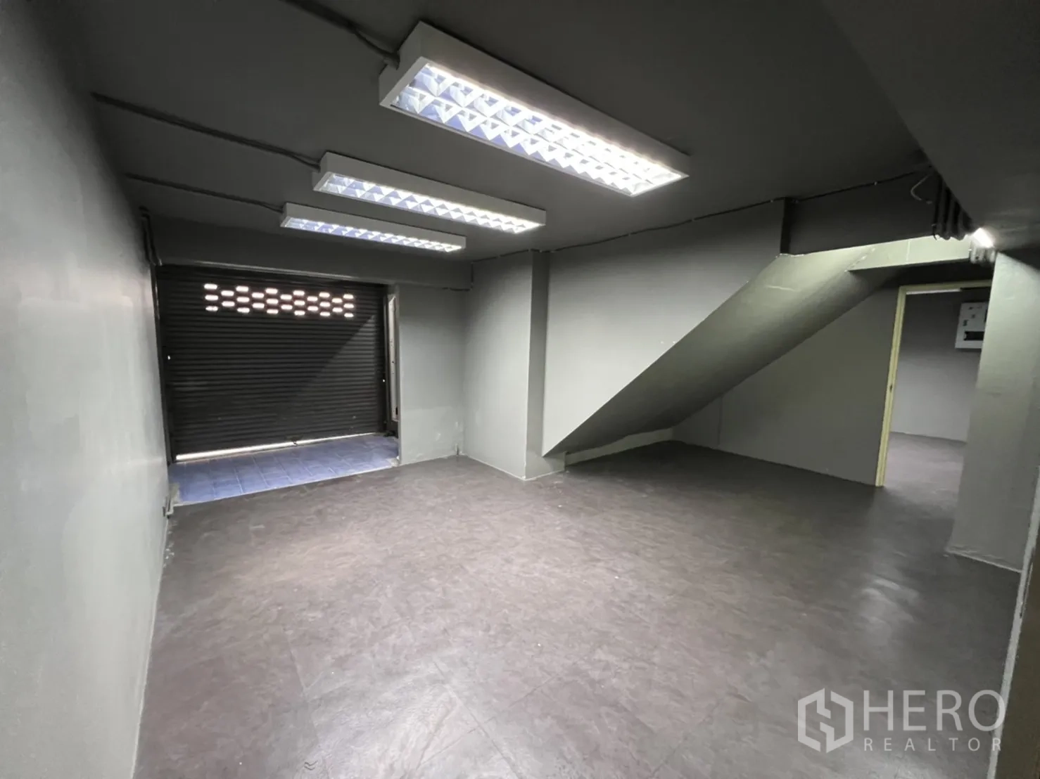 店屋 出租在Phra Khanong, Bangkok - 后部房间带楼梯通道，日光灯照明与可装卸的卷帘门
