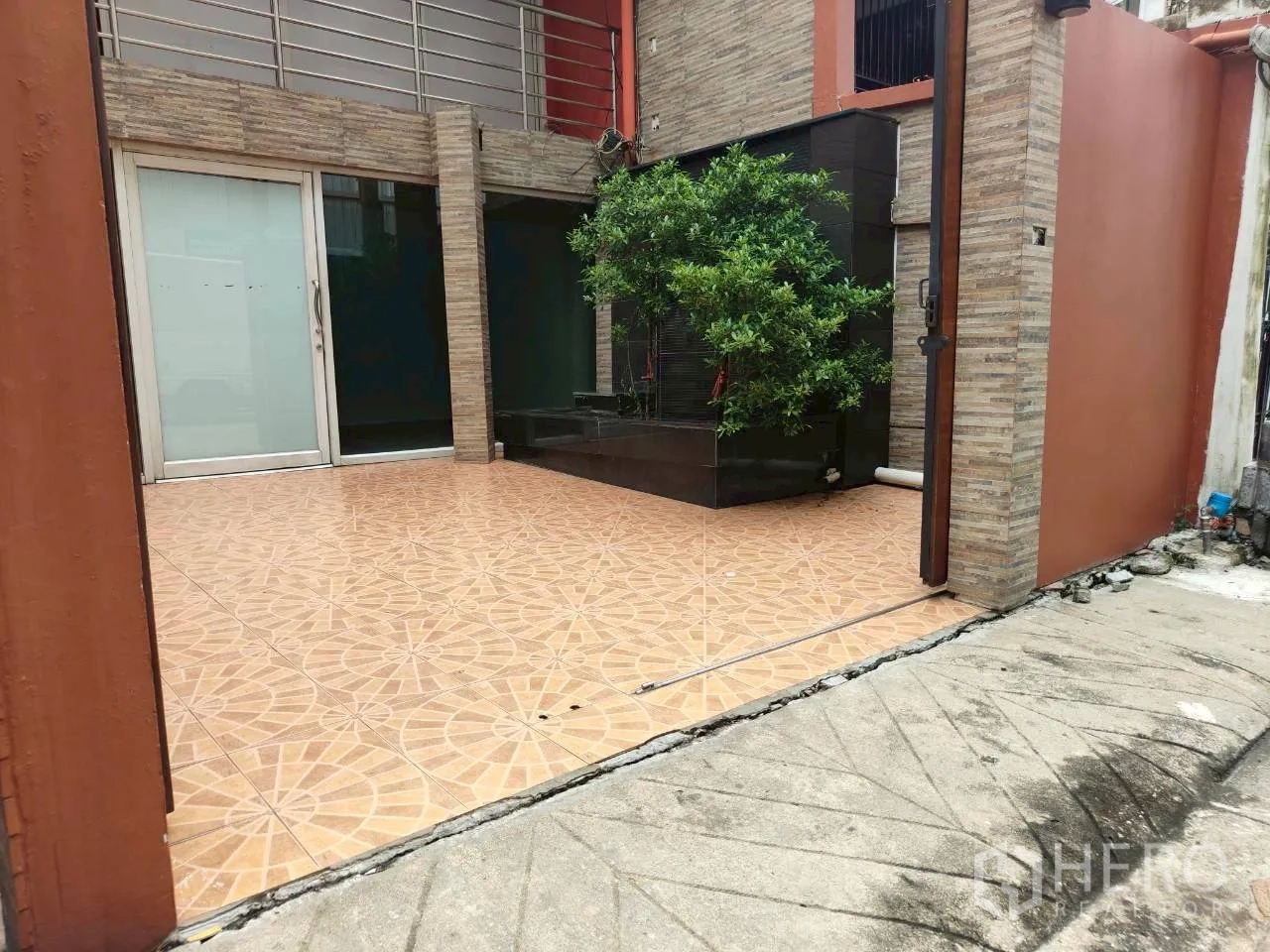 โฮมออฟฟิศ for rent in Watthana, Bangkok - ลานหน้าบ้านปูกระเบื้องลาย วางต้นไม้ตกแต่ง
