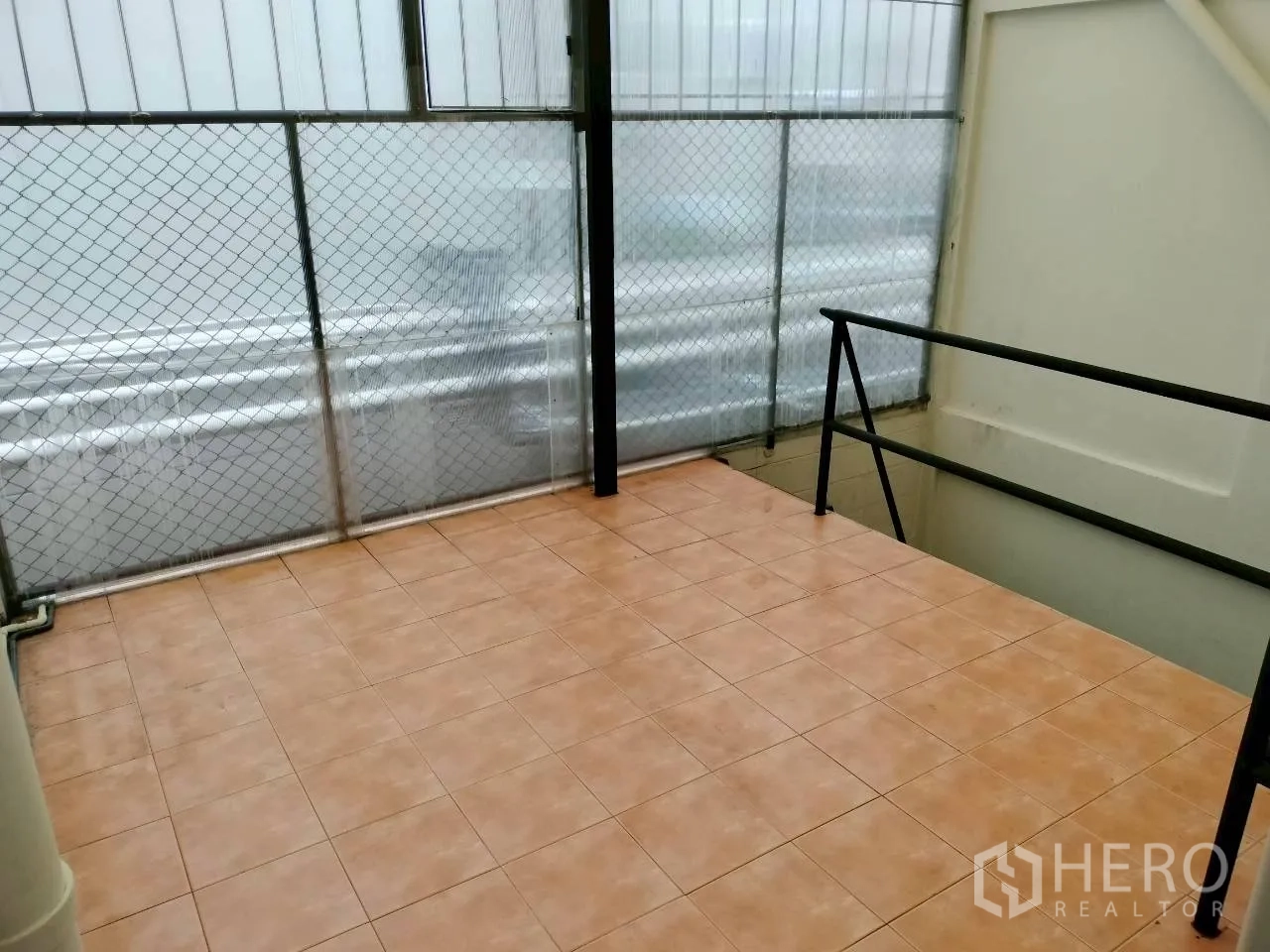 โฮมออฟฟิศ for rent in Watthana, Bangkok - ระเบียงชั้นบนมุงหลังคาปูกระเบื้อง พร้อมรั้วตาข่าย