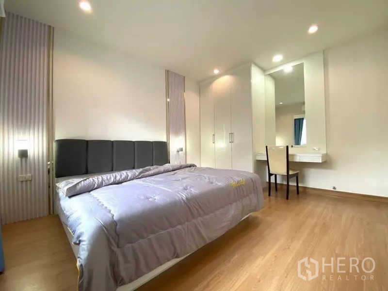 Detached House for rent in Suan Luang, Bangkok - Spacious second bedroom view with built-in wardrobe and dressing table.