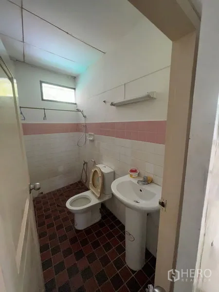 Retail Space for rent in Watthana, Bangkok - Additional bathroom with shower, toilet and pink accent tile band.