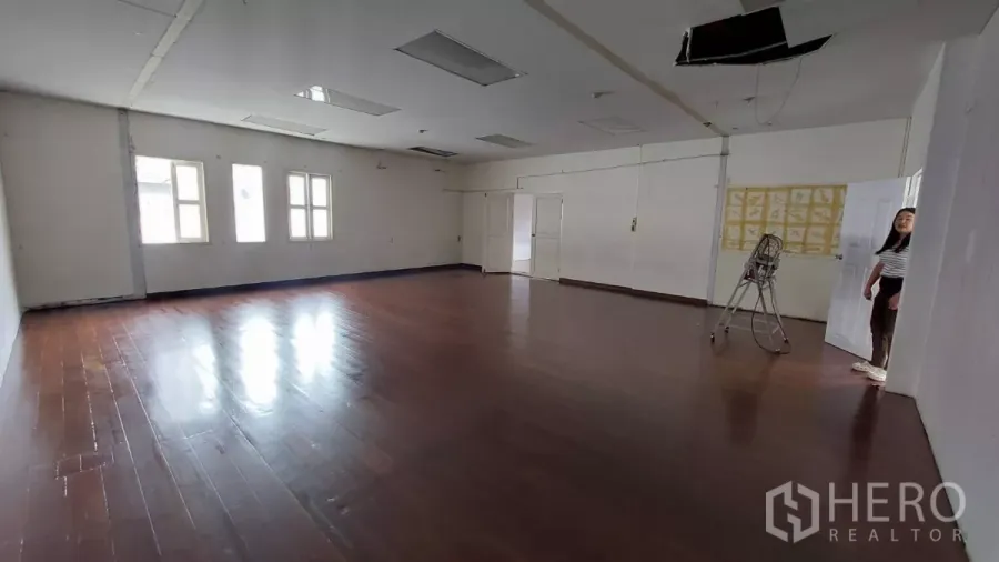 办公空间 出租在Watthana, Bangkok - 开放式办公空间，抛光木地板、白色墙面、嵌入式顶灯与多扇窗户采光充足。