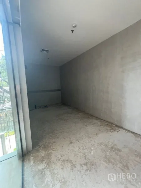 Retail Space for rent in Pathum Wan, Bangkok - Unfurnished 27 sqm shell-and-core retail interior with high ceiling and natural light.