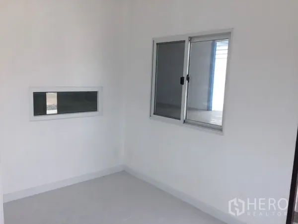 工厂 出租在Pathum Thani - 明亮小型办公室，白墙、浅色地面与铝合金推拉窗。