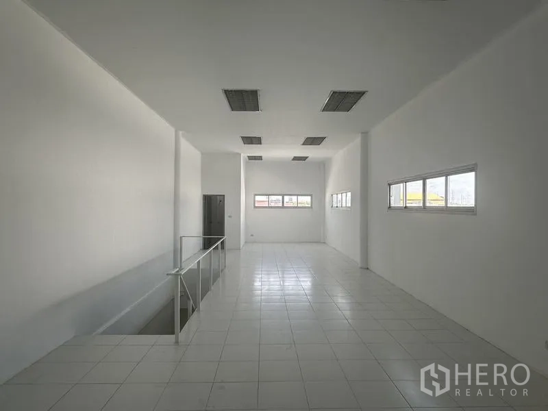 Factory for rent in Khlong Luang, Pathum Thani - Open-plan upper office level with side windows providing natural light.
