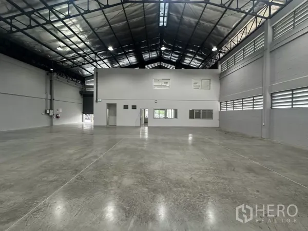 โรงงาน ให้เช่าในBang Phli, Samut Prakan - ออฟฟิศเมซานีน 2 ชั้นตั้งอยู่ภายในฮอลล์โกดัง