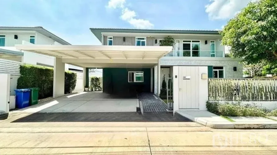 Detached House for sale in Prawet, Bangkok - Modern two-storey detached house with covered two-car carport and gated entrance in Prawet, Bangkok.