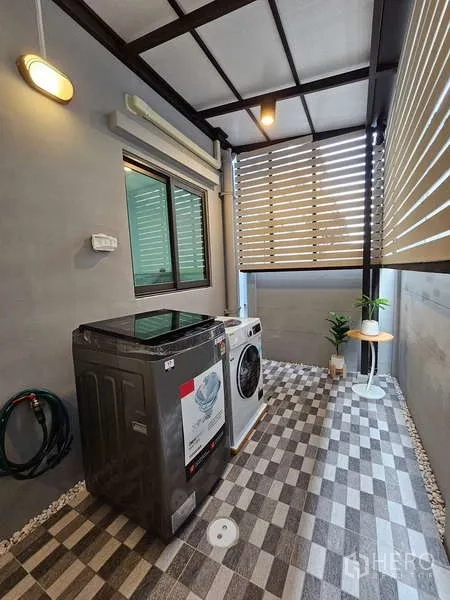 联排别墅 出租在Bang Phli, Samut Prakan - 带顶洗衣区，配洗衣机、烘干机与花砖地面。
