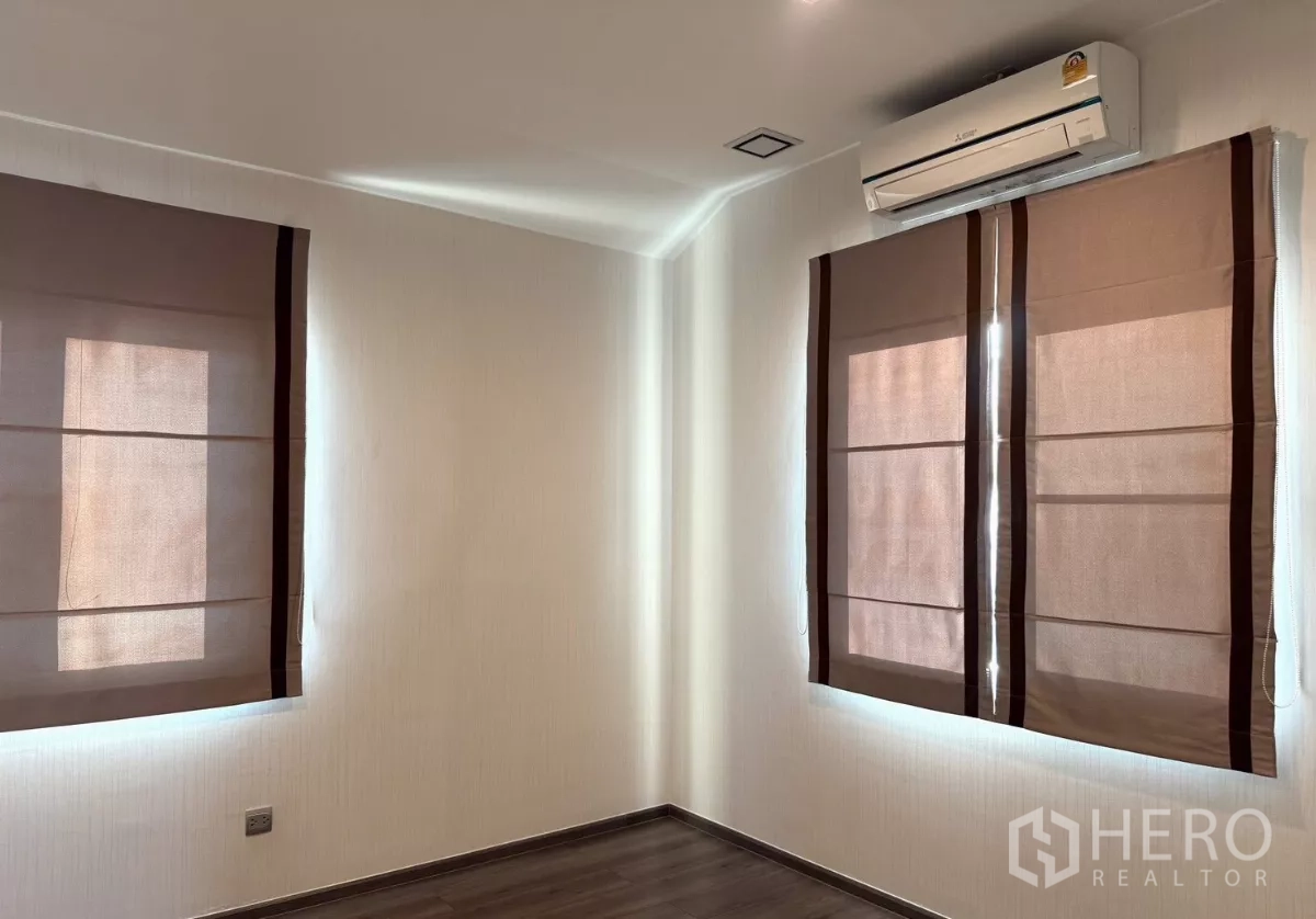 Detached House for rent in Prawet, Bangkok - Bedroom with white built-in wardrobe and window