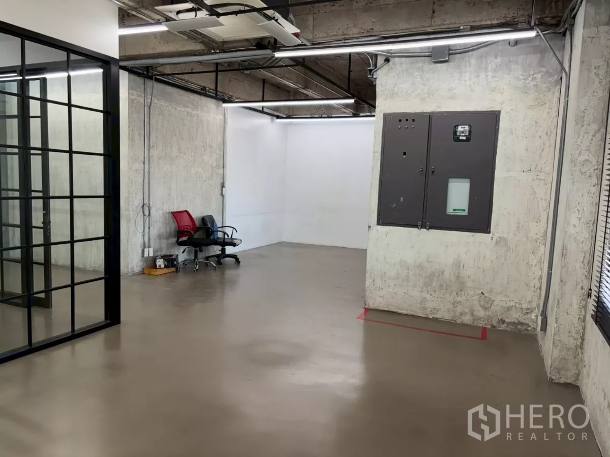 办公空间 出租在Watthana, Bangkok - 开放式办公室，抛光水泥地面、外露天花与LED灯，并设玻璃隔间。