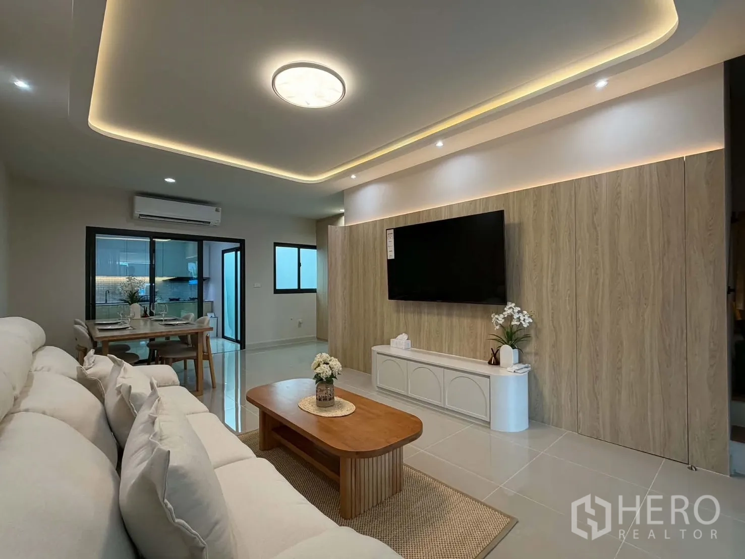 ทาวน์เฮาส์ for rent in Bang Phli, Samut Prakan - ห้องนั่งเล่นมีผนังทีวี ดีไซน์ฝ้าซ่อนแสง และเครื่องปรับอากาศ