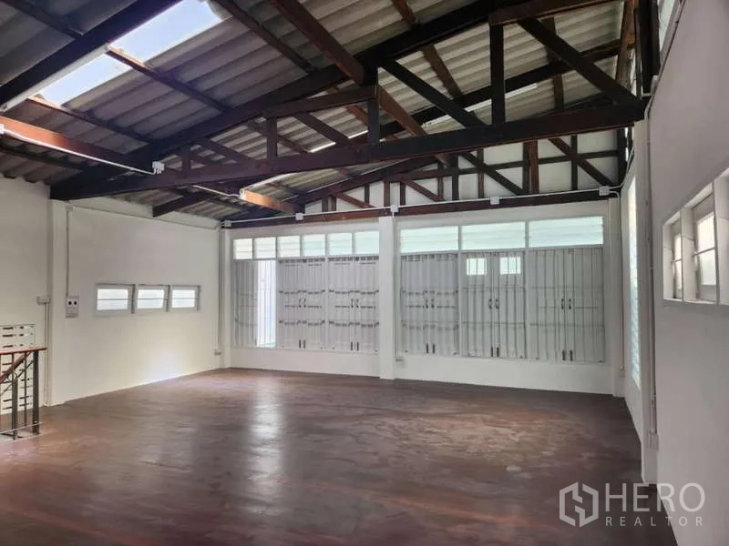 Shophouse for rent in Khlong Toei, Bangkok - Large top-floor studio with exposed beams, skylights and wood floor.