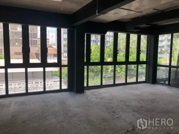 Retail Space for rent in Khlong Toei, Bangkok - Corner retail floor with wraparound windows providing abundant natural light and street visibility.