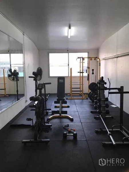 办公空间 出租在Huai Khwang, Bangkok - 私享健身房，配自由重量器械、训练椅与整面镜子。