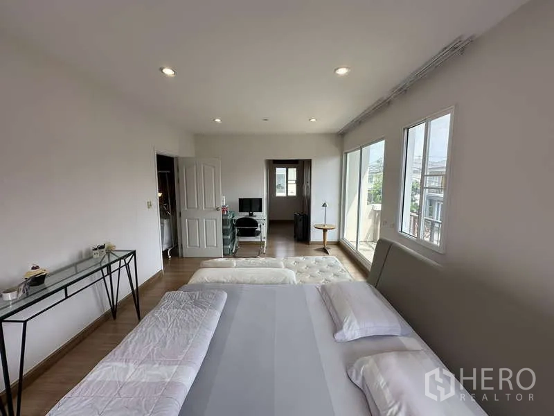独立式住宅 出售在Sai Mai, Bangkok - 主卧视角，面向阳台与小型书桌区。