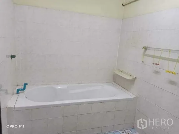 Warehouse for rent or sale in Mueang Samut Sakhon, Samut Sakhon - Bathroom with built-in bathtub and white tiled walls in the staff area.