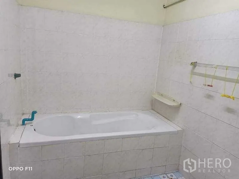 Warehouse for rent or sale in Mueang Samut Sakhon, Samut Sakhon - Bathroom with built-in bathtub and white tiled walls in the staff area.